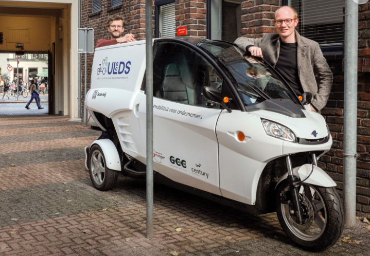 dr. Ir. Paul Buijsen dr. Ward Rauws bij een modern elektrisch transportmiddel voor stadslogistiek. Foto: Henk Veenstra