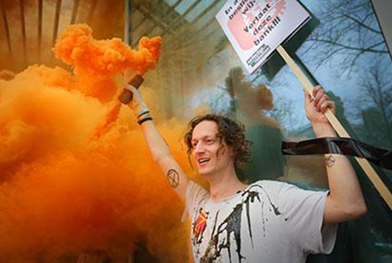 Extinction Rebellion protester in front of the ING Bank in the Groningen City Center. , Gert-Jan Rodenboog, Groningen, 24-04-2023