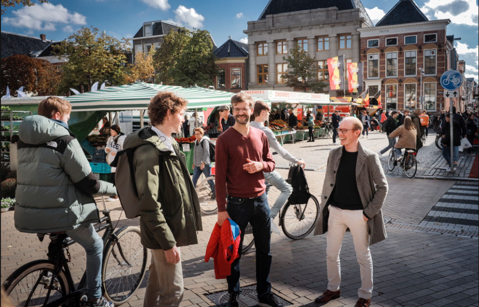dr. Ir. Paul Buijsen dr. Ward Rauws in gesprek op de Vismarkt in Groningen. Foto: Henk Veenstra