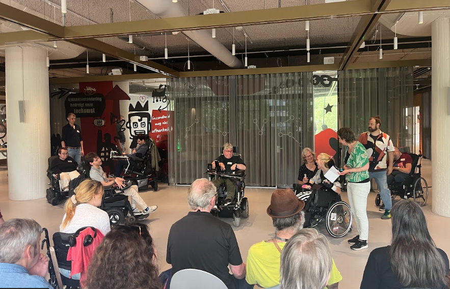 Improvisational theatre performance by De Doornvogels