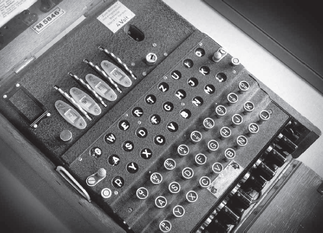 Een originele Enigma machine van de Duitse Kriegsmarine in Bletchley Park National Codes Centre, Engeland. (Foto Ernst Arbouw)