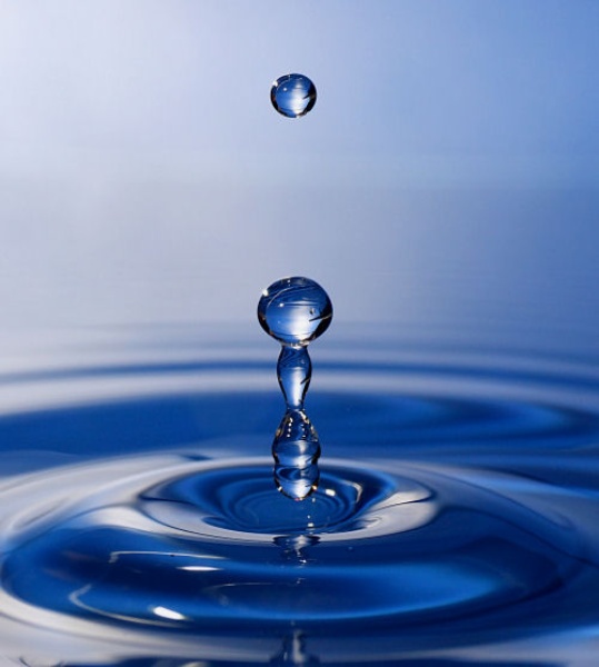 Een waterdruppel (&copy; Michael Melgar, Wikipedia)