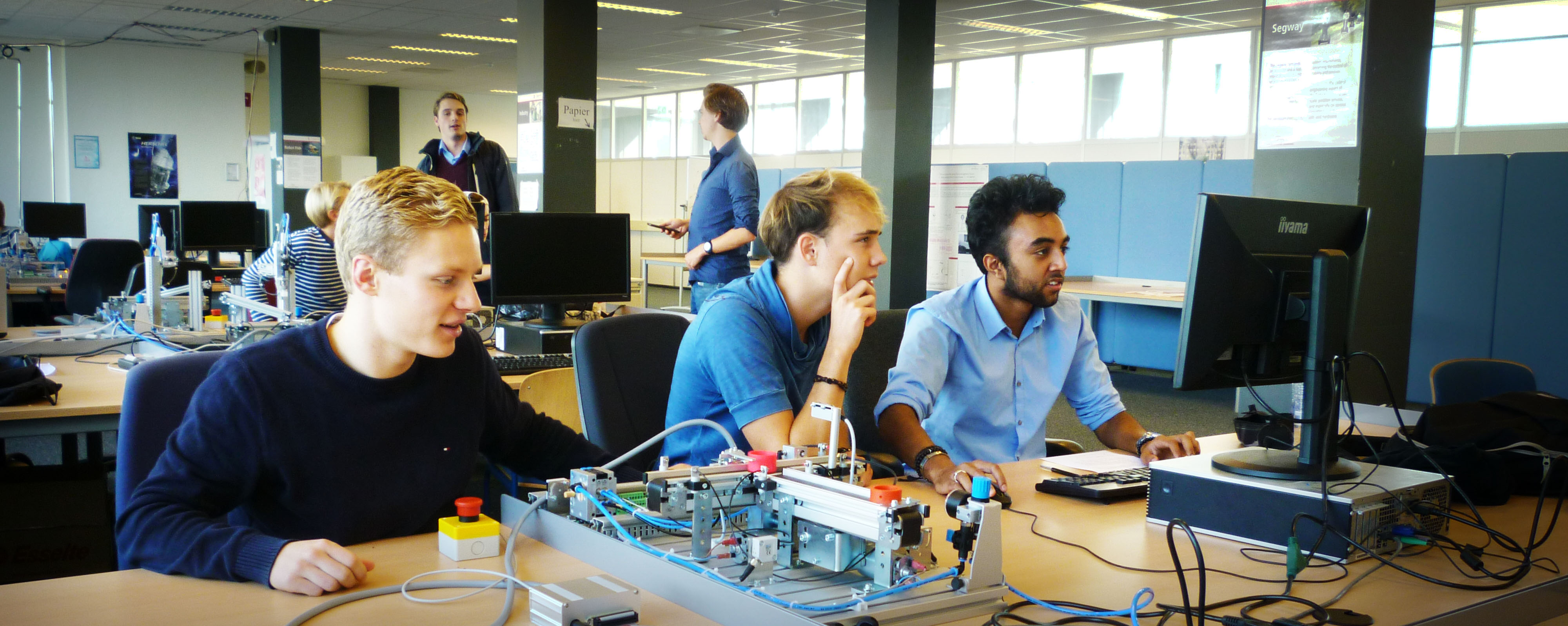Studenten zijn aan het werk met de productielijn