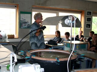 Daan Bosma explains the experiment with the CO2 box to his class. ©Maartenscollege.