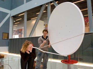 Trace far-off sounds in the exhibition room using Science LinX’s whispering dish. You’ll be surprised at how well you can hear them! ©Brechje Hollaardt.