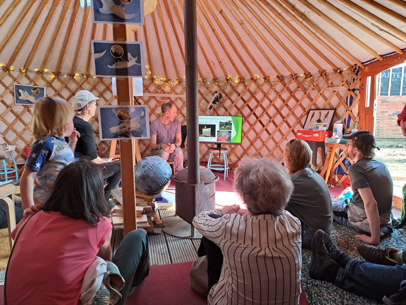 Ecoloog Rudmer Zwerver vertelt over nachtdieren in de 'nachttuin yurt'| Beeld Rudmer Zwerver Faunatech