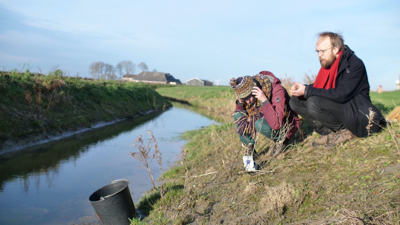 Renske de Jonge en Douwe-Jan Schrale luisteren naar Grasland
