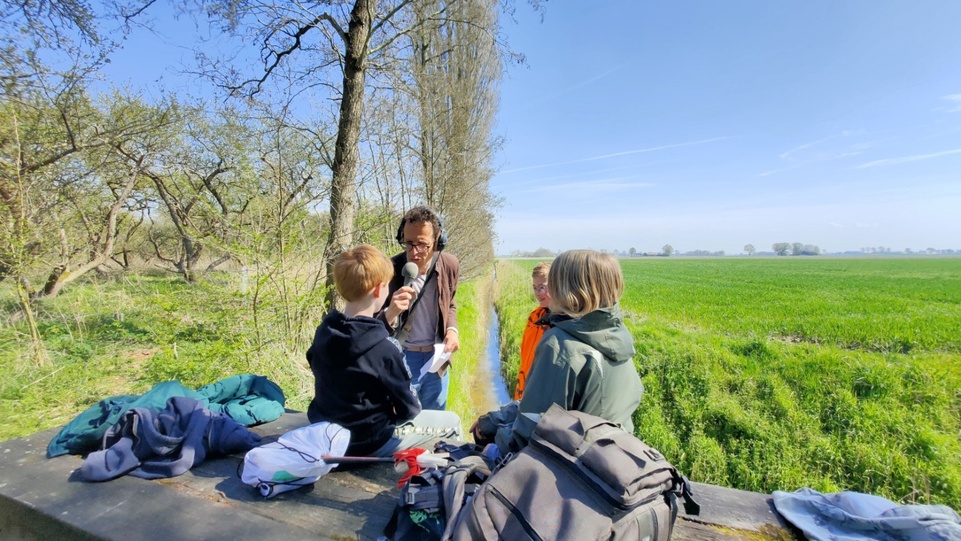 Jelte Posthumus vraagt kinderen naar hun ervaringen 