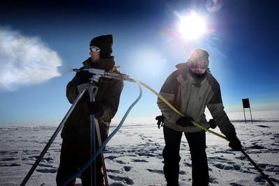 Gerko van der Wel (left) and Harro Meijer making snow on Greenland | Photo Urban Andersson, Afontbladet