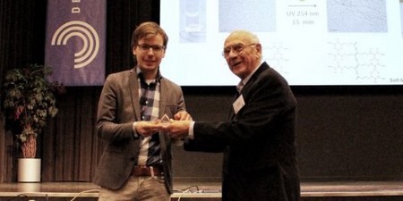 Ger Challa presents the KNCVChalla Polymer Prize to UG scientist Vincent Voet