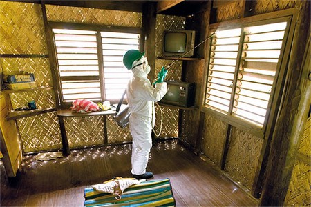 Spraying insecticides | Photo rollbackmalaria.org