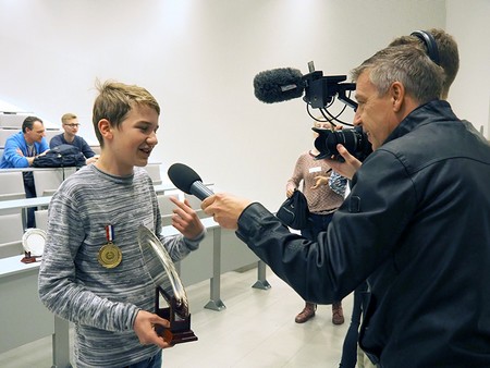 Individuele winnaar Ivan Meulenberg van het Praedinius Gymnasium staat de pers te woord | Foto Science LinX