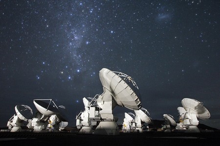 Part of the ALMA radio telescope at night | Photo Carlos Padilla – AUI/NRAO
