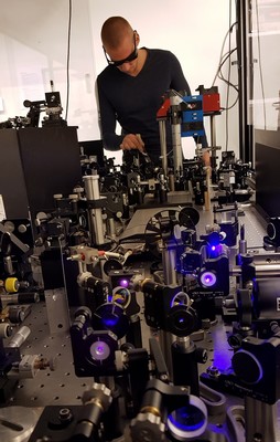 Dr Björn Kriete performs ultrafast spectroscopy on artificial light-harvesting complexes | Photo Maxim Pchenitchnikov, University of Groningen