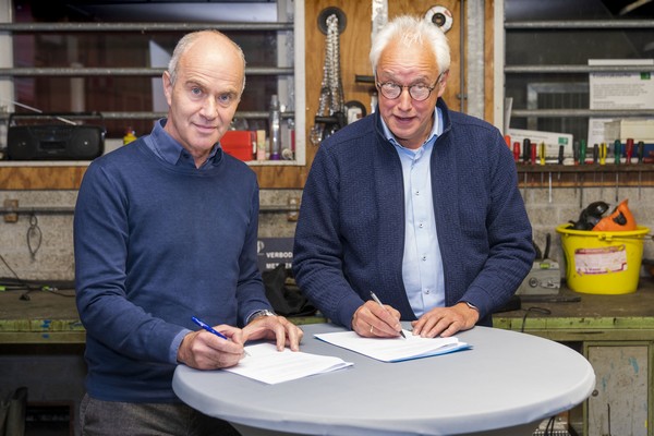 Hans Biemans (links, lid van het college van bestuur van de RUG) en Rieks van der Wal (Hoofd Staatsbosbeheer Groningen) ondertekenen een samenwerkingsovereenkomst. | Foto Martijn Heemstra