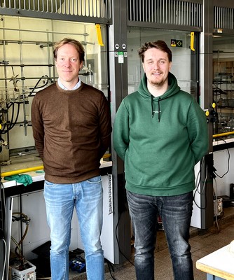 Prof. Edwin Otten (L) and first author Jelte Steen | Photo University of Groningen