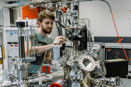 Ruben Hamming-Green aan het werk in een lab van CogniGron | Foto CogniGron