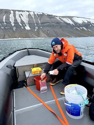 Smithsonian biologist Emmett Duffy on a research expedition in the Arctic archipelago of Svalbard. | Photo Peter Carey