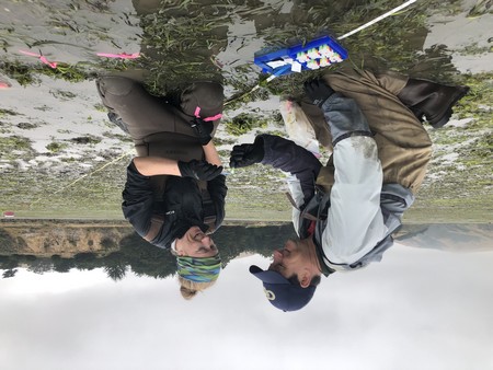 UC Davis bioloog Jay Stachowicz (links) en postdoc Deanna Beatty nemen monsters tijdens een expeditie in Tomales Bay, California. | Foto Liz Allen