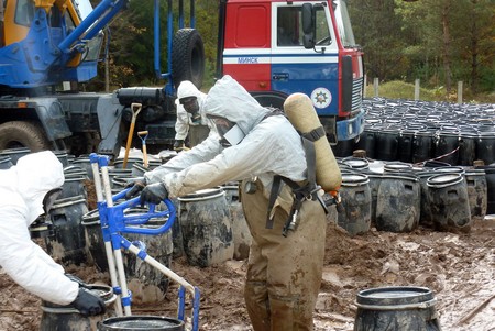 Clearing toxic waste in Belarus (situation not related to the study) | Photo Irin Oleinik / World Bank Photo Collection