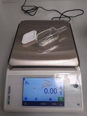Twee manieren van afwegen; links een papieren wegwerpschaaltje, rechts een afwasbaar glazen afweeginstrument (duurzamer)