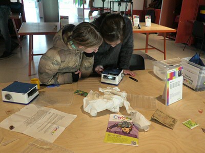 Twee jonge onderzoekers bekijken gefocused een blaadje met een Smartscope | Foto Science LinX