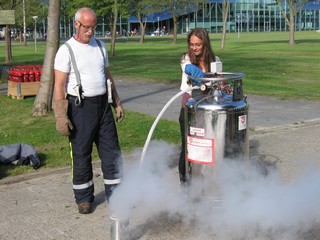 Filling a canister with liquid nitrogen