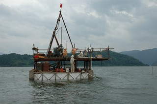 Drilling cores samples in Lake Suigetsu. Photo: Christopher Bronk Ramsey
