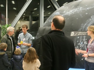 Bezoekers van de sterrenkijkavond bij het mobiele planetarium