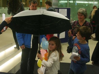 Een van de tien winnaars van een 'sterrenhemel paraplu'.