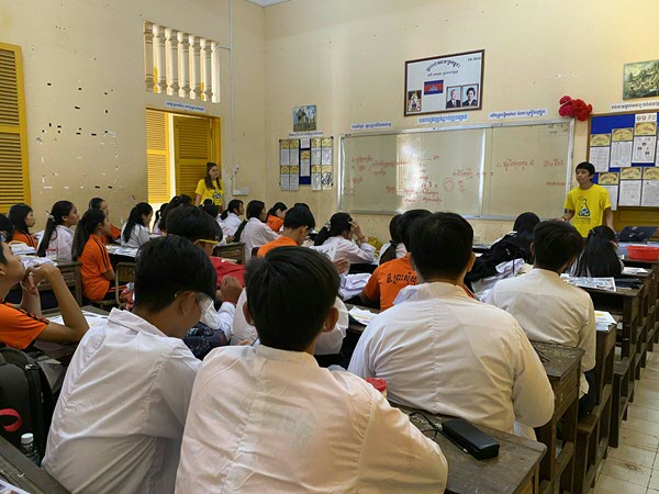 Cambodjaanse student geeft presentatie over schone energie | Foto: Mare DijkstraSolar Lab Tour presentation | Photo: Mare Dijkstra