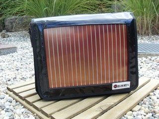 Schoudertas met plastic zonnecellen - net genoeg voor je iPod!