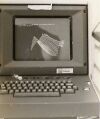 Vooraanzicht van Tektronix 4010 grafische terminal. Gebruikers hadden de gewoonte om iets op het scherm aan te wijzen, waardoor het beeldscherm werd "beduimeld". Vandaar het opschrift "scherm svp niet aanraken". Op het scherm staat de vraag van het previewprogramma PRV (gemaakt door Johan Kelders): DO YOU WANT TO PLOT IT ? TYPE Y(ES) OR N(O) -