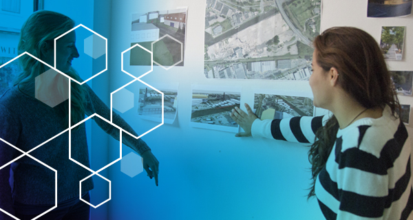 Afbeelding van twee personen voor een aantal kaarten