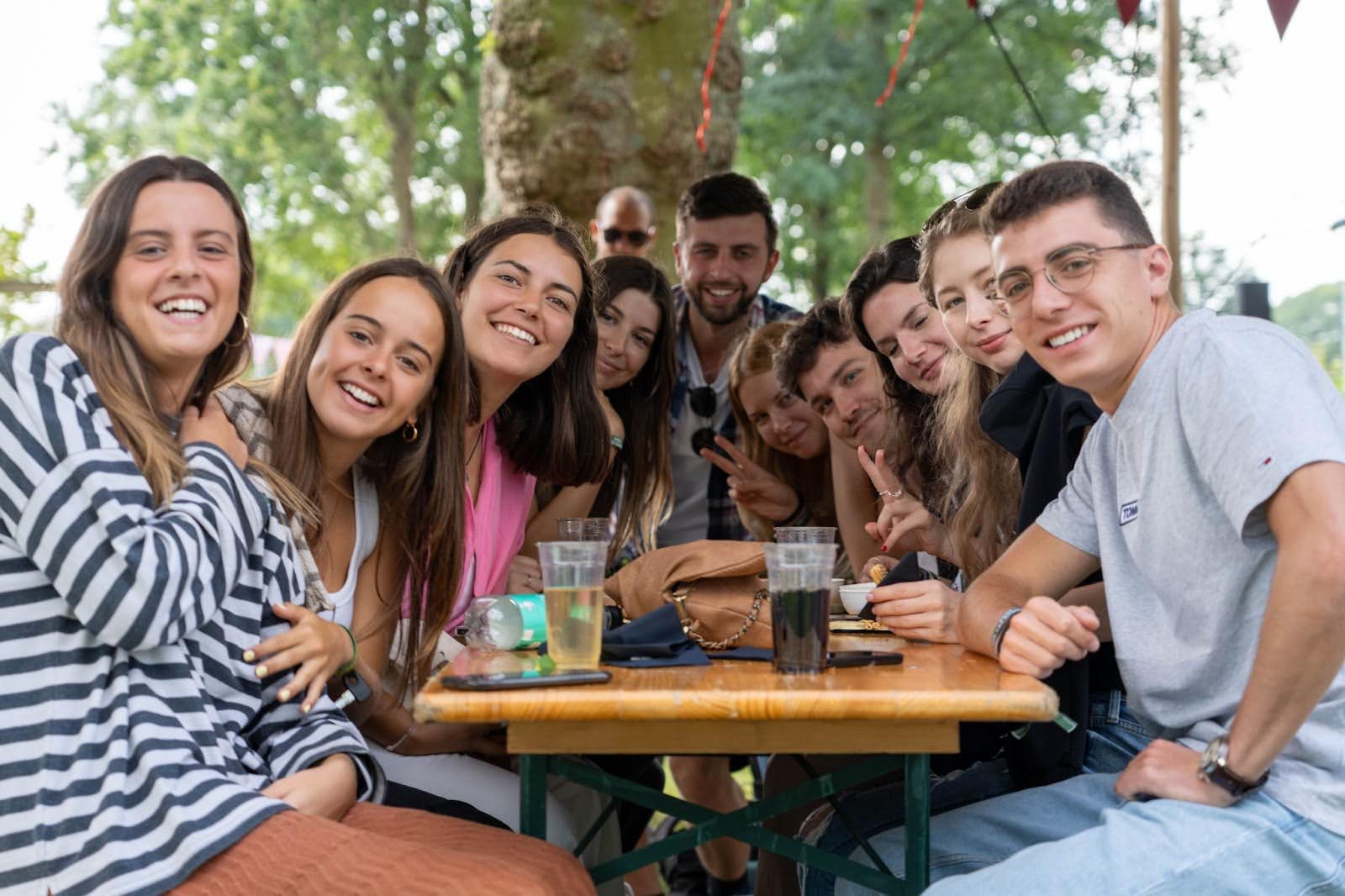 Groepsfoto bij een evenement