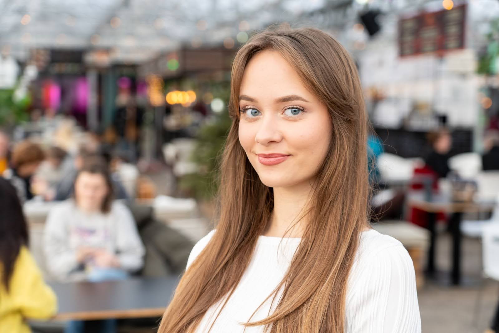 Individuele portretfoto met dynamische achtergrond