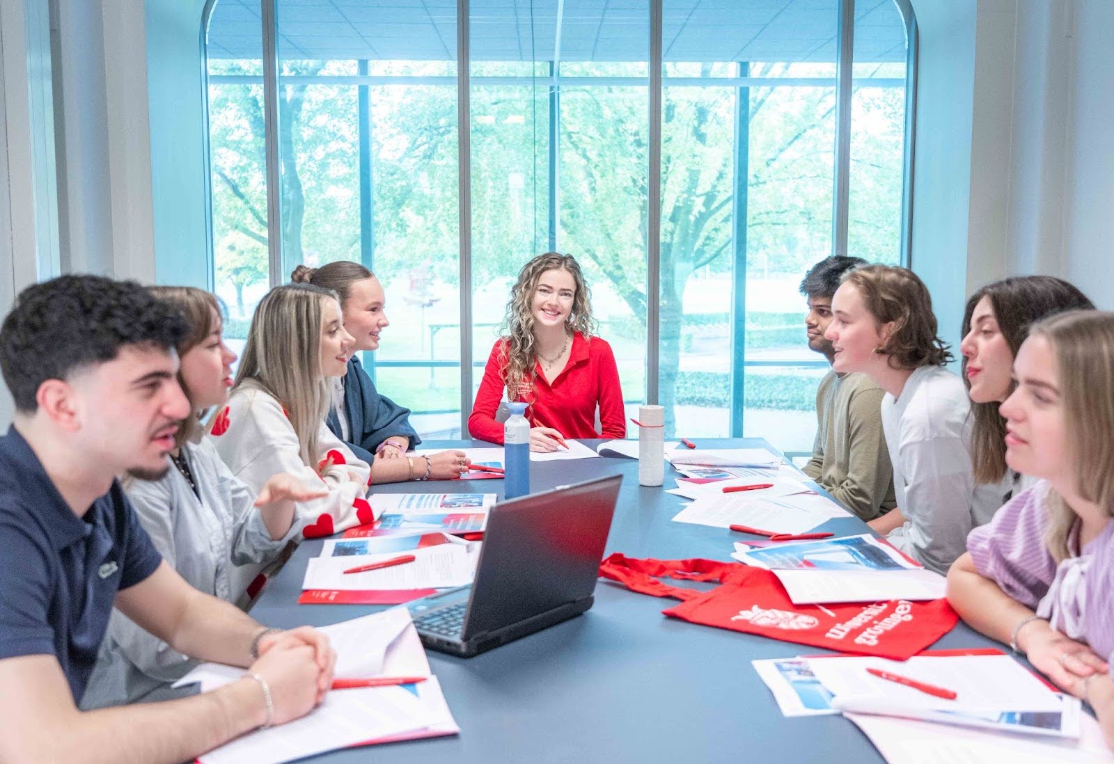Studenten in vergaderzaal