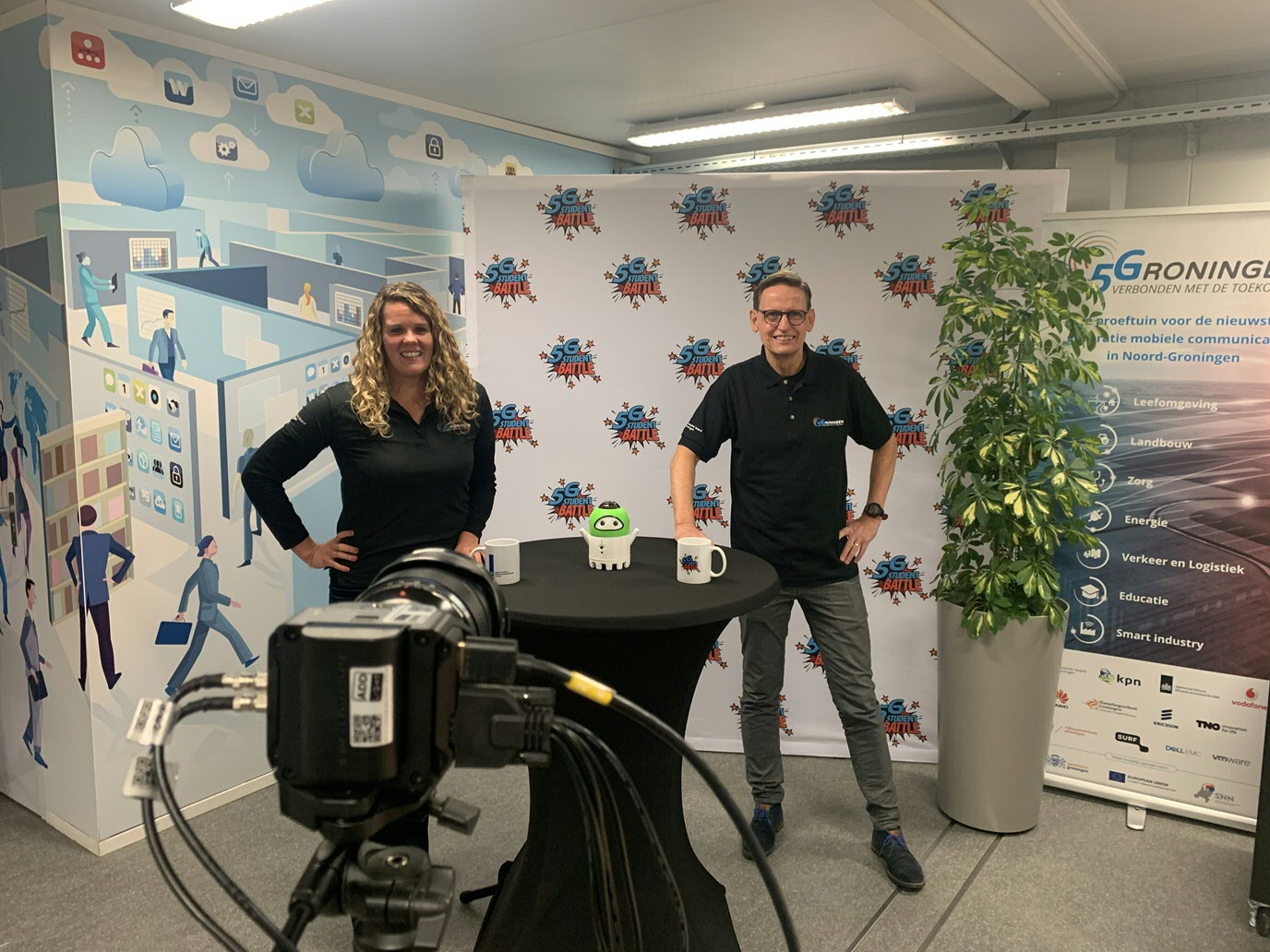 Rian van Diedenhoven en Peter Rake van 5Groningen geven het startsein voor de hackaton vanuit het 5G Lab in Groningen