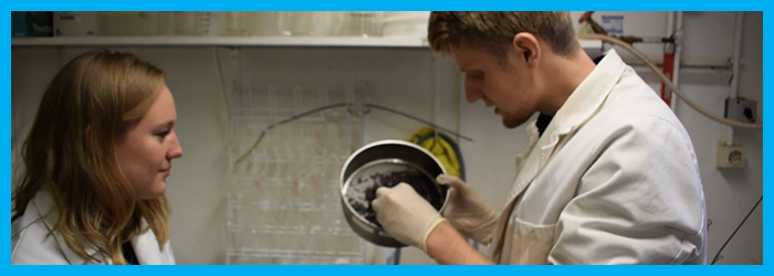 Merit en David onderzoeken poep in de Junior MOOC