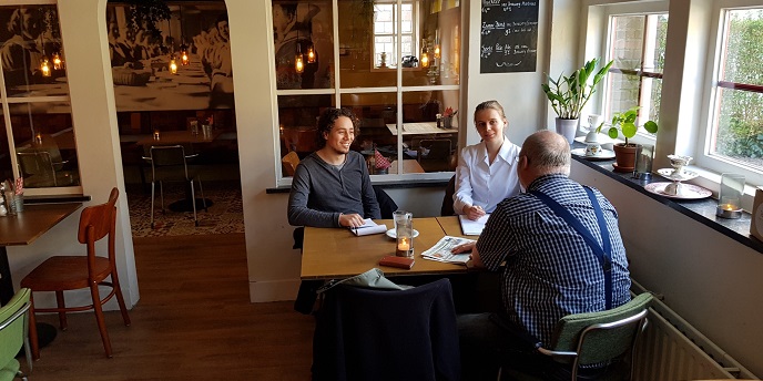 Julia en Jaou In gesprek met bewoners