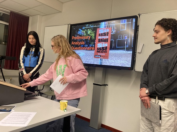 De studenten Bianca, Cato en Jone presenteren de voorlopige resultaten aan de onderzoekscommissie