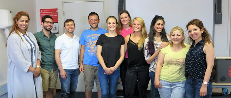 De vluchtelingen met in het midden de studenten Applied Linguistics Alies, Stephanie en Kristy