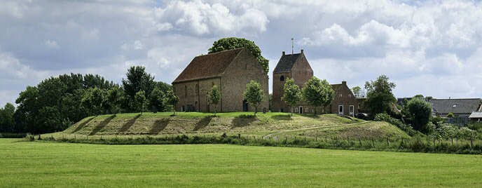 Het wierdedorp Ezinge. Door Hardscarf (CC-BY-4.0 https://creativecommons.org/licenses/by-sa/4.0/), via Wikimedia Commons