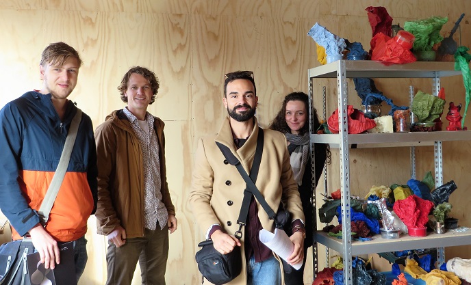 Het team: Thomas, Wouter Marchand (docent), Alejandro en Enid bij een expositie van alumni van Academie Minerva/ bij het werk van Erik Jahnsen als onderdeel van het project “De Groninger Culturele Ambassade”.