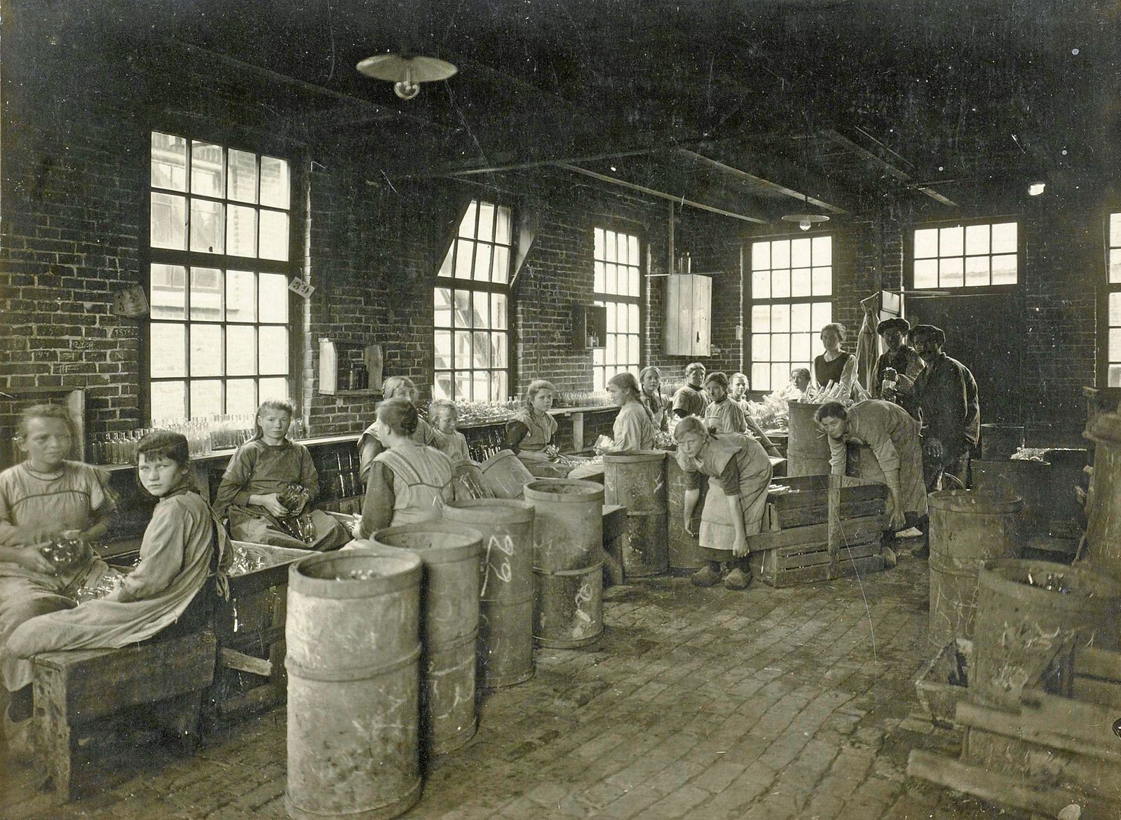 Meisjes op de inpakkerij van de NV Nieuw-Buiner Glasfabrieken v/h Meursing & Co te Nieuw-Buinen, 1919, Nationaal Archief Fotocollectie Arbeidsinspectie, Wikimedia Commons.