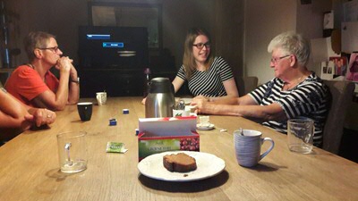 Rhomé bespreekt de les met de ouderen