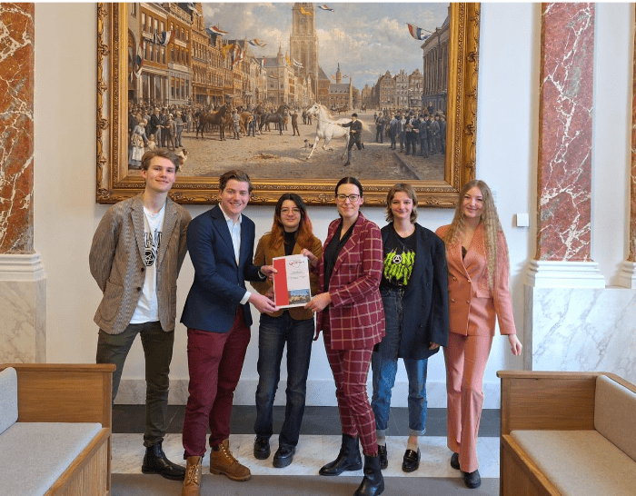 From left to right: Chris Bakhuis, Leanne Pronk, Sylvana Grasmeijer, David Verspui. Hanging for dear life: Simona Ciupitu.