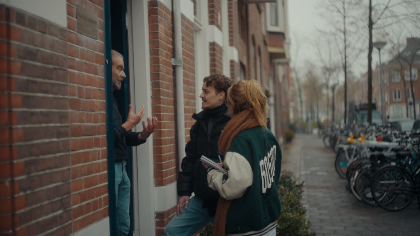 Studenten CIW Jaou Cheateau en Julia van der Zee in gesprek met een bewoner
