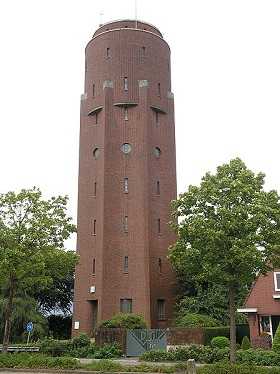 The water tower in Pekela (Wikimedia Commons: https://commons.wikimedia.org/wiki/File:Oude_Pekela_Watertoren_2006.JPG)