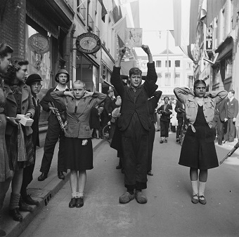 'Moffenmeiden' in Deventer, foto: Nationaal Archief (NL-HaNA_2.24.01.03_0_900-2456)